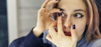 La importancia de manipular correctamente las lentes de contacto. Óptica Bac Ronda