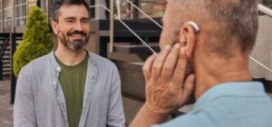 La importancia de la rehabilitación auditiva en los mayores. Audicentro Baca