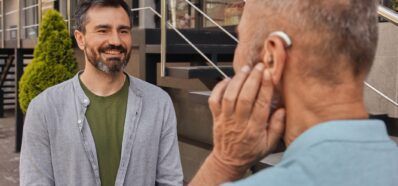 La importancia de la rehabilitación auditiva en los mayores. Audicentro Baca